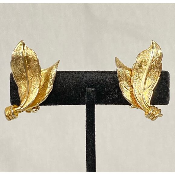 Marvela Earrings Gold Tone Leaf Design Clip Ons - Picture 1 of 6